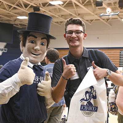 student and Ichabod mascot giving thumbs up at career event