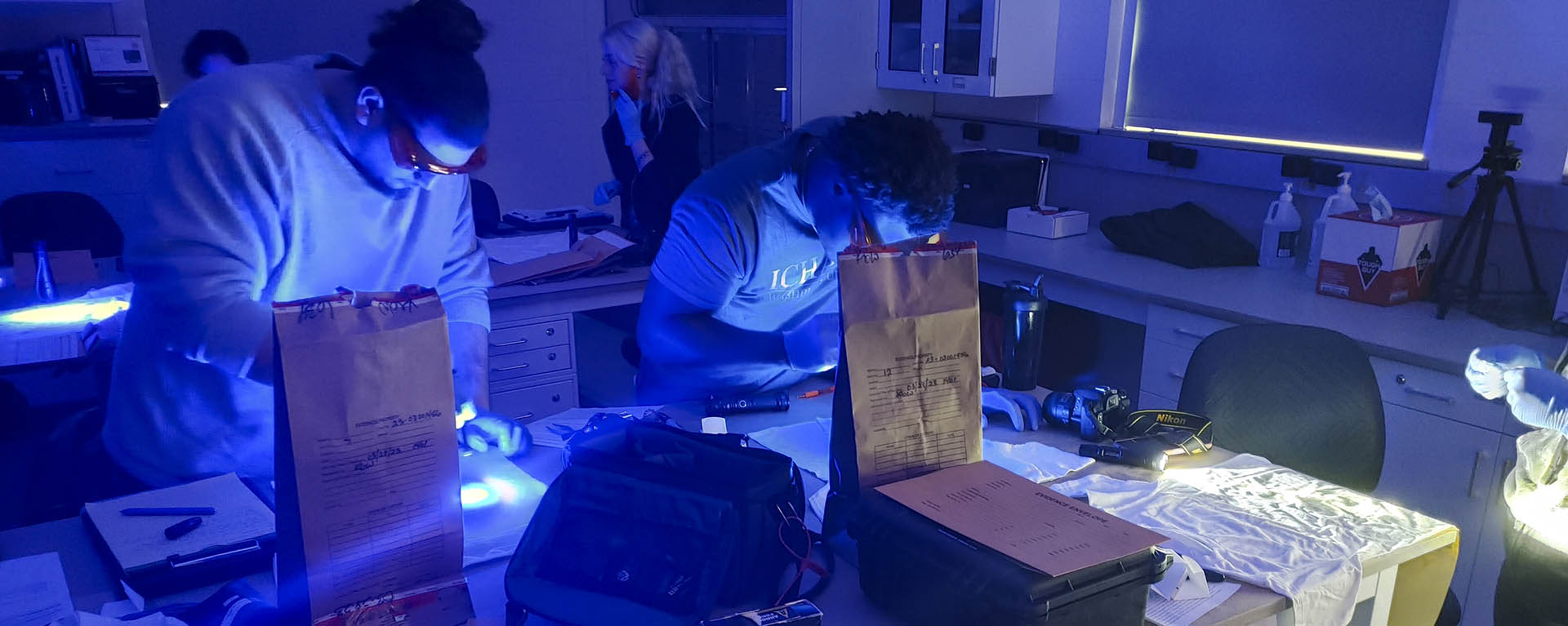 Students work in the KBI lab during a forensics class.